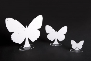 Porta orecchini in plexiglass bianco modello farfalla