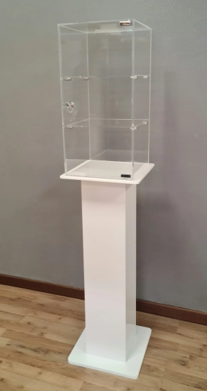 Lockable plexiglass showcase with white pedestal